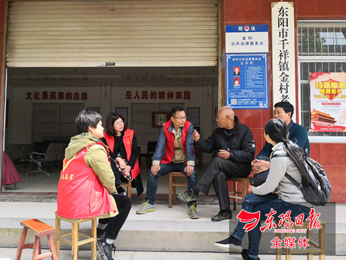 记者跟随巍山志愿者协会志愿者在金村寻访抗美援朝烈士马章清的故事.jpg