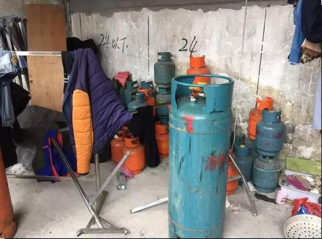 在租来的房间里非法储存45个气瓶。综合执法组成员排除“隐形炸弹”插图1